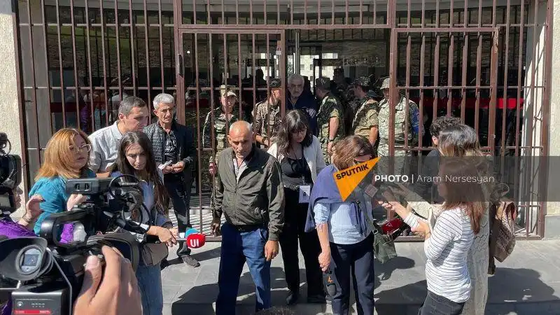 13 օր է՝ մեր տղաներէն լուր չունինք. զինծառայողներու հարազատները ՊՆ–ի մօտ են