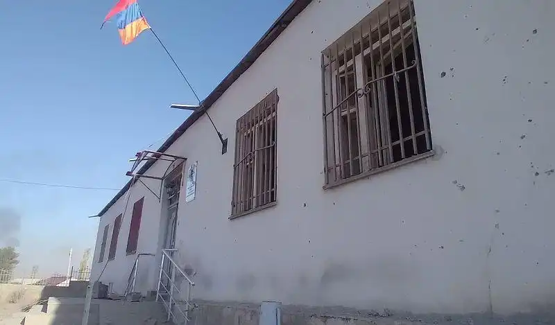 Սոթքի մէջ հրթիռակոծման հետեւանքով վնասուած է համայնքապետարանի շէնքը. կան հրկիզուած տուներ․ համայնքապետ