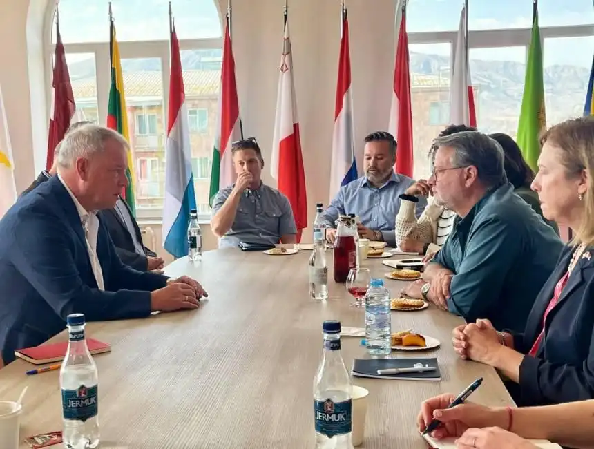 ԱՄՆ Պատուիրակութիւնը  այցը Եւրոպացի Դիտորներուն 