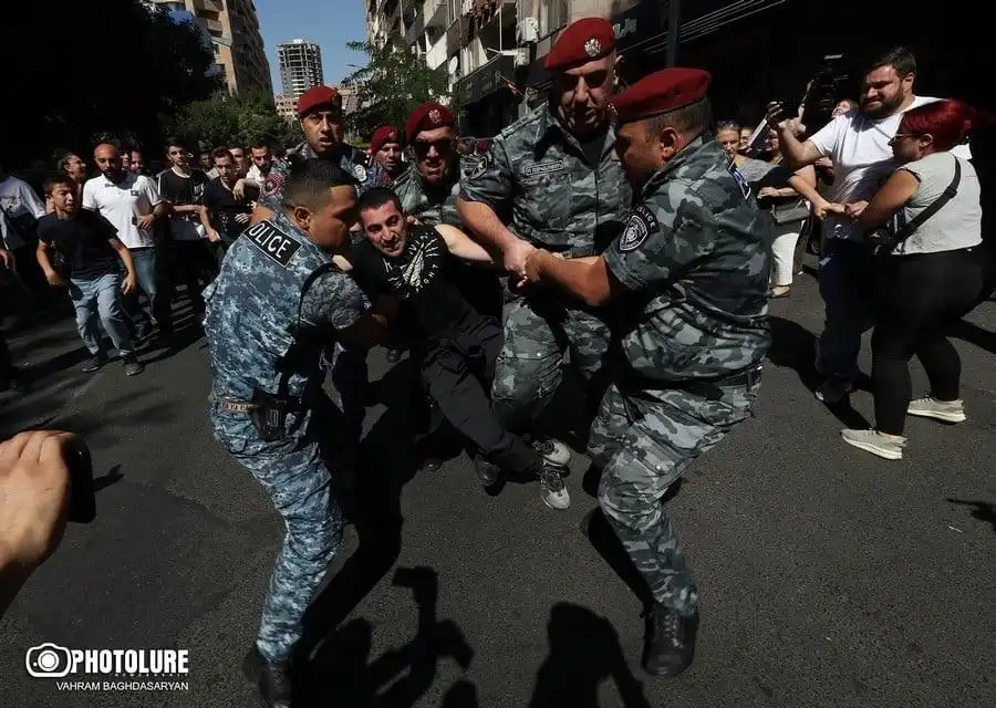 Բերման ենթարկուած է Լեւոն Քոչարեանը