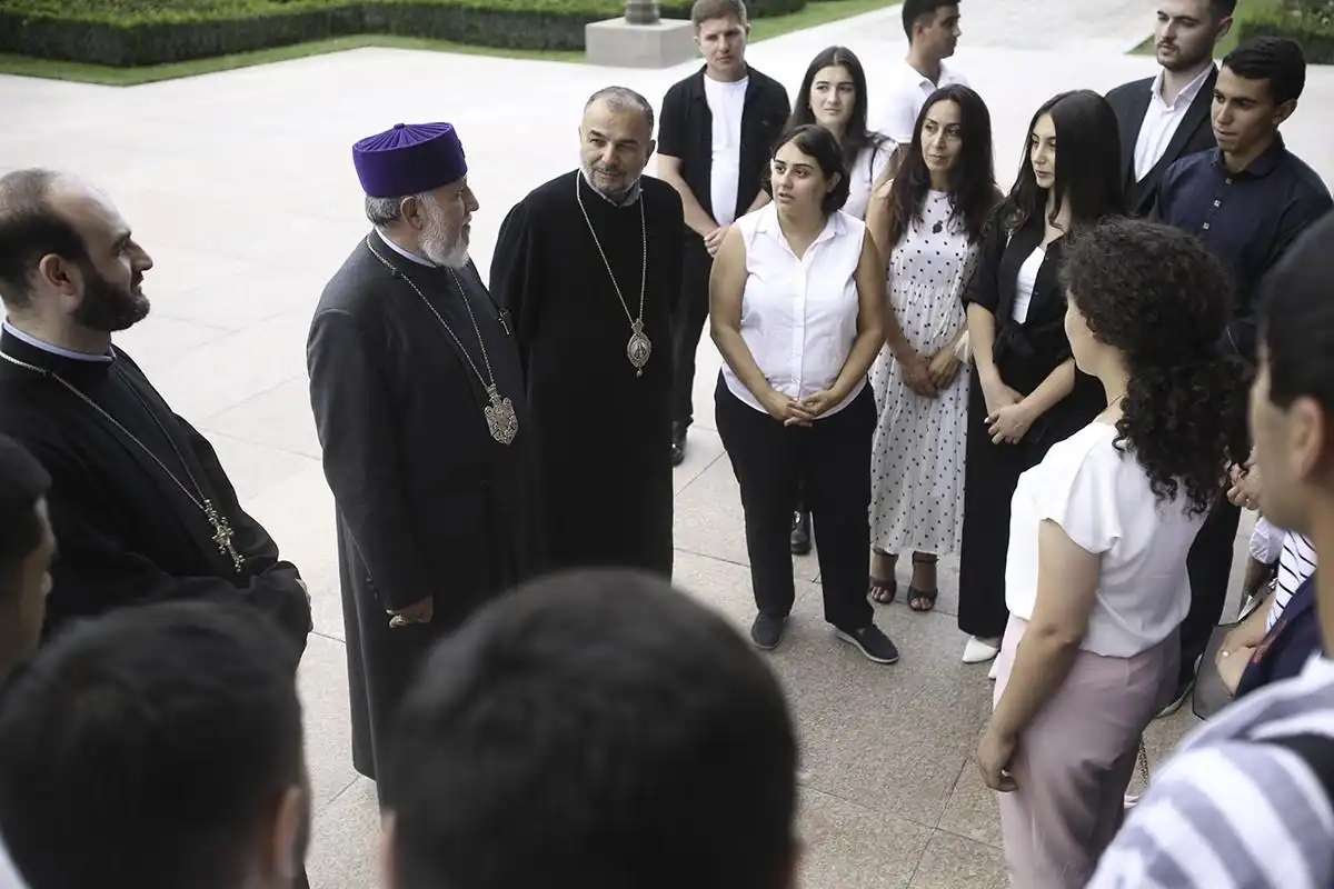 Ամենայն Հայոց Կաթողիկոսն ընդունեց արցախցի երիտասարդներին