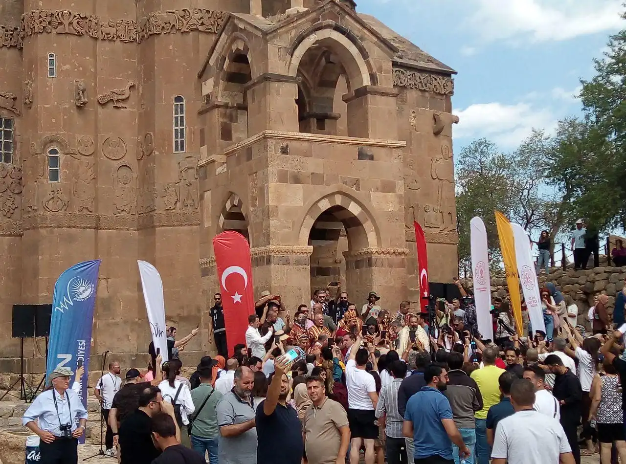 Աղթամարի Սուրբ Խաչ եկեղեցւոյ պատարագն այս տարի աւելի բազմամարդ եղած է (Լուսանկարներ)