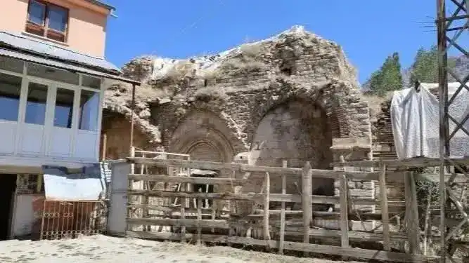 Վանի Վերին Պաքրաճլը թաղամասի բնակիչներն իշխանութիւններէն կը պահանջեն վերջնական փլուզումէ փրկել Վարագավանքը