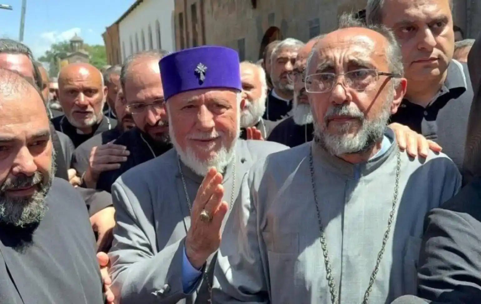 Գարեգին Բ. Կաթողիկոսը այցելած է Միքայէլ արք. Աջապահեանին 