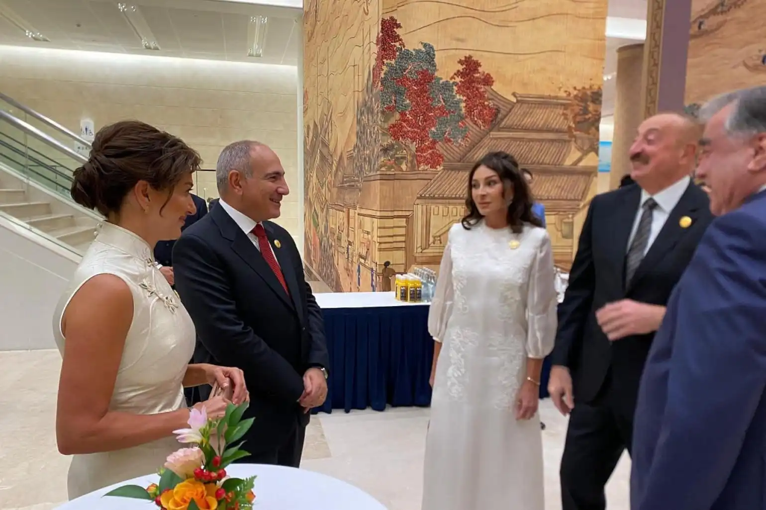 Չինաստան. Փաշինեան եւ տիկինը զրուցած են Էրտողանի եւ Ալիեւի հետ 