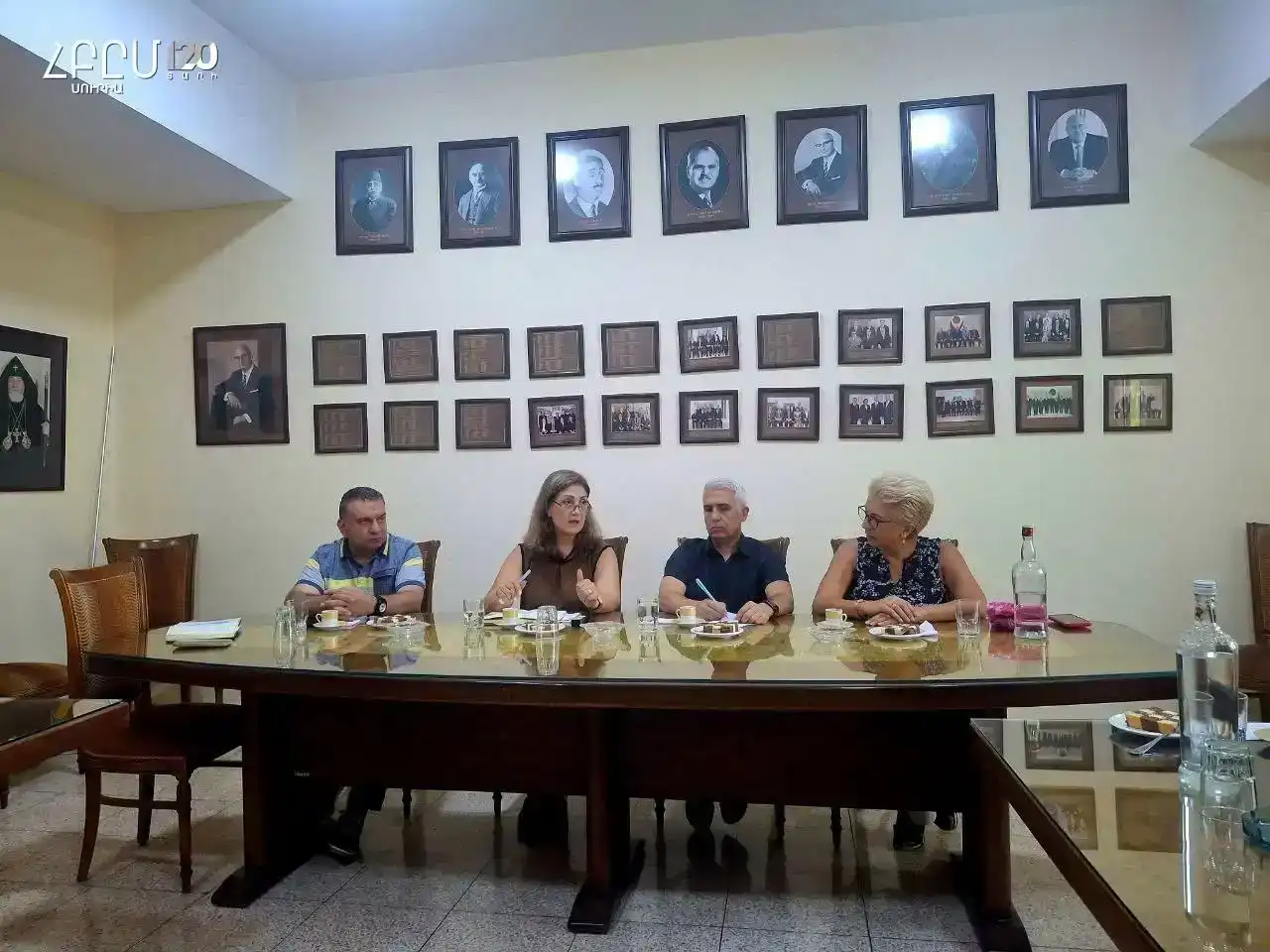 Հ.Բ.Ը.Մ.-ի Կրթական Յանձնախումբը հանդիպեցաւ Լ.Ն.-Գ.Կ. Կեդր. Վարժարանի նոր տնօրէնուհիին հետ