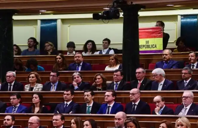 Սքանտալ Մատրիտի խորհրդարանին մէջ