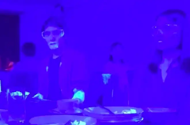 Գերմանիշակագոյն ճառագայթներ.Կամ ինչպէս պայքարիլ  վարակին դէմ   հանրային վայրերու մէջ