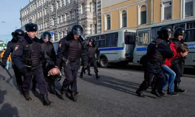 Ուաշինկթըն Ռուսիոյ մէջ հարիւրաւոր ցուցարարներու ձերբակալութիւնը ժողովրդավարութեան հանդէպ «վիրաւորանք» անուանած է