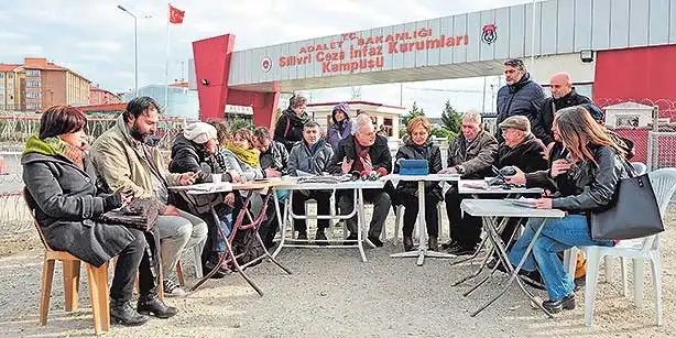 «Ժումհուրիյէթ»ի Խմբագրակազմը   Սիլիվրի  Բանտին Մօտ   Բացօթեայ  Ժողով Գումարեց