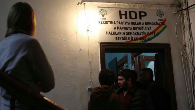 Ոստիկանութիւնը Ներխուժած Է HDP-ի  Պէյօղլուի Կեդրոնը. Կան Ձերբակալեալներ