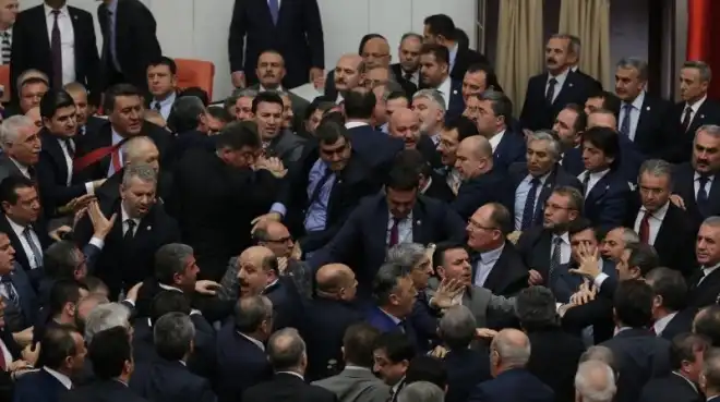 Ծեծկռտուք Թուրքիոյ խորհրդարանէն ներս