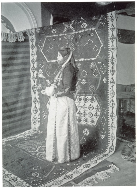 Հայերը Եվդոկիայում. հմայիչ հայուհին՝ հայկական ձեռագործ գորգի մոտ. Լուսանկար