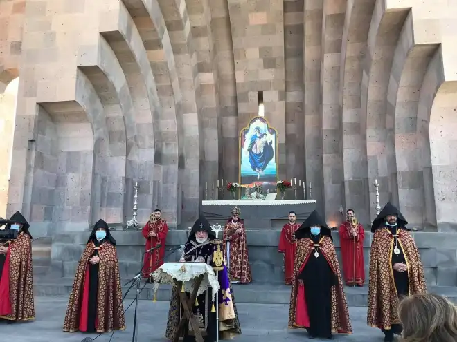 Սուրբ Էջմիածնի մէջ հոգեհանգիստ՝ Լիբանանի պայթումէն մահացածներրուն համար. Լուսանկարներ