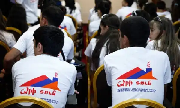 Քանի մը  խօսք  «Արի Տուն»ի   դէպքին մասին. Կամ   Հայաստանէն   նեղուելու իրաւունք ունի՞նք