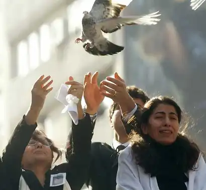 Հրանդ Տինքի   Ձեռքերը  Օդին Մէջ  Մնացին