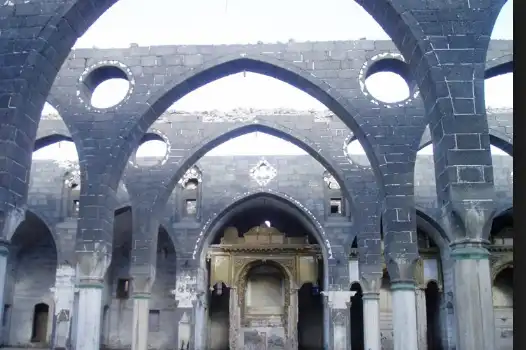 Սուրբ Կիրակոսի եկեղեցիի  մէջ  աղբ լեցուցած է, եւ Սուրբ   եկեղեցին  Մէզ կը հոտի. Ռաֆֆի Պետրոսեան
