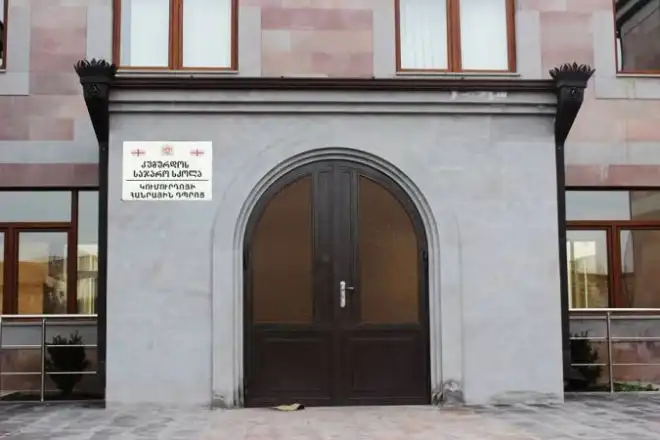 Գումբուրդո գիւղի բնակիչները  բողոքի  ելած են   գիւղի դպրոցի տնօրէնին դէմ