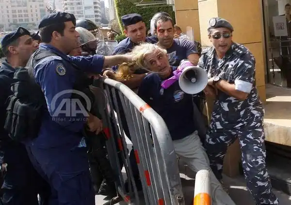 Լարուած  Իրավիճակ Պէյրութի  Խորհրդրանի Շէնքին Դիմաց. Կան Տասնեակ  Ձերբակալեալներ