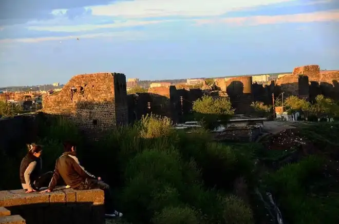 Կարօ Փայլան    խօսած է   Տիգրանակերտի (Տիարպէքիր)  պատմական  պարիսպներու  վտանգուած ըլլալուն մասին