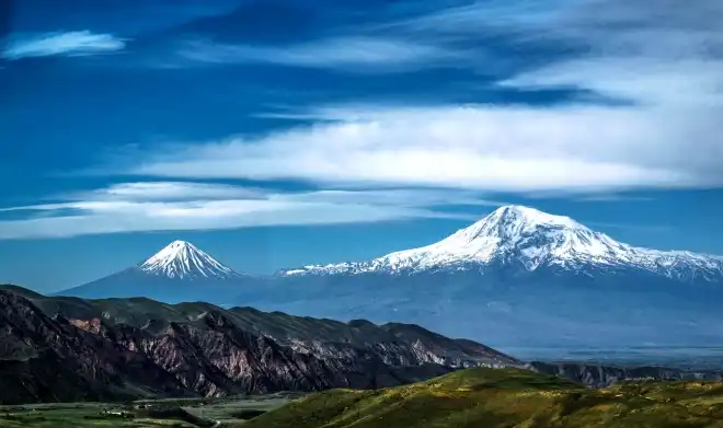 Խմբագրական.  Փրկութեան  ճամբայ, «Քովիտ 19»էն   մինչեւ ... Մհերի  դուռ