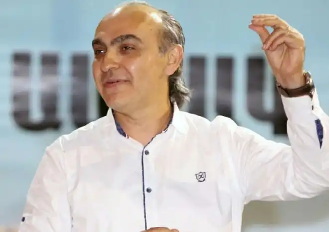 «Յոյսով եմ, որ մեր առջեւ Հայաստանի դռները պիտի բացուին, կարծեմ ժամանակն է» Լիբանանահայ երգիչ Վիգէն Տիշչէքէնեան