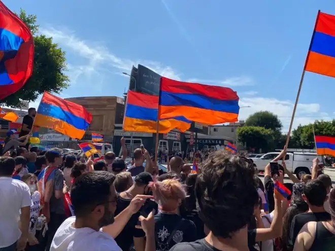 Լոս Անճելոսի  մէջ եղած  ցոյցը  աւարտած է  բախումներով. 2000 Հայ  երիտասարդներ  մասնակցած են  հաւաքին