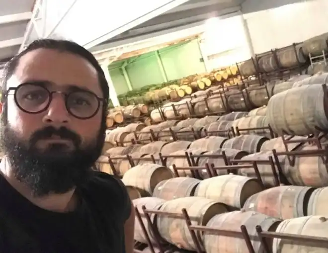«Աստծոյ հետ   խօսելու, անոր ձայնը լսելու համար  հայկական  կարմիր  գինի խմէ»Երիտասարդ  գինեգործ