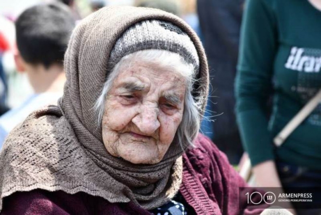 108  տարեկան Եպրաքսիա Տատը Ծիծեռնակաբերդ այցելեց յարգելով Ցեղասպանութեան  զոհերու  յիշատակը
