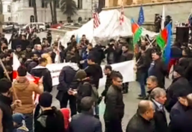 Թիֆլիսի  մէջ հակահայ  ցոյց. Բողոքարարները կը պահանջեն   Արցախի նահատակին  արձանին  հանուիլը