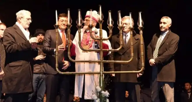 Պոլսոյ Հայ Կաթողիկէ Առաջնորդը  Մասնակցած է   Հրէաներու «Հանուքքա» ի Տօնակատարութեան