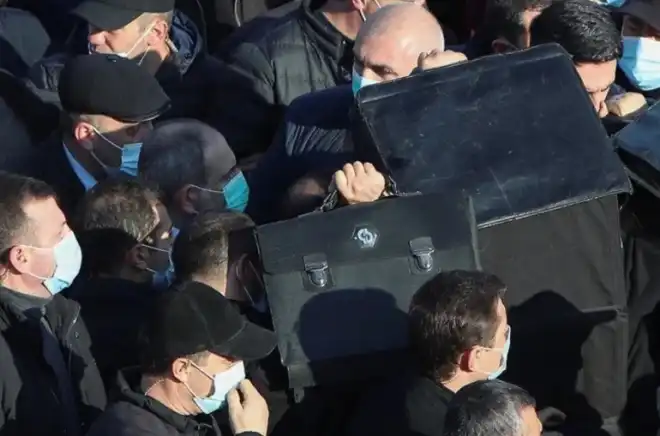 Փաշինեանը «Անկոչ հի՞ւր». Ռուսական Kommersant-ի անդրադարձը