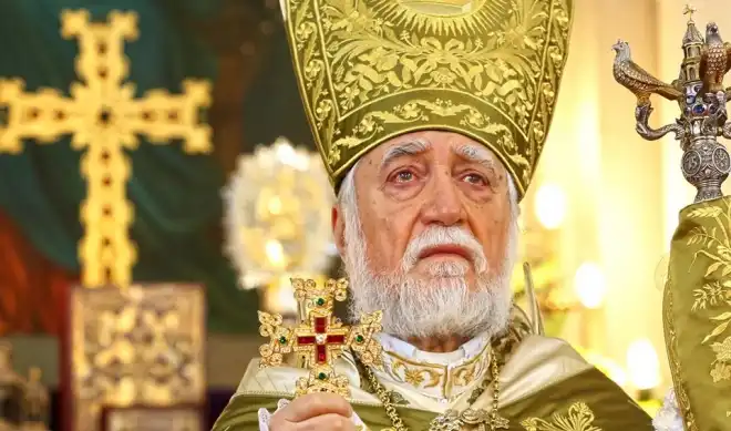 «Երբոր բացուին  դռներն յուսոյ ...» Արամ Ա.  Կաթողիկոս  յուզումնախառն աչքերով  հետեւեցաւ   կաթողիկոսական մաղթերգին (Տեսանիւթ)