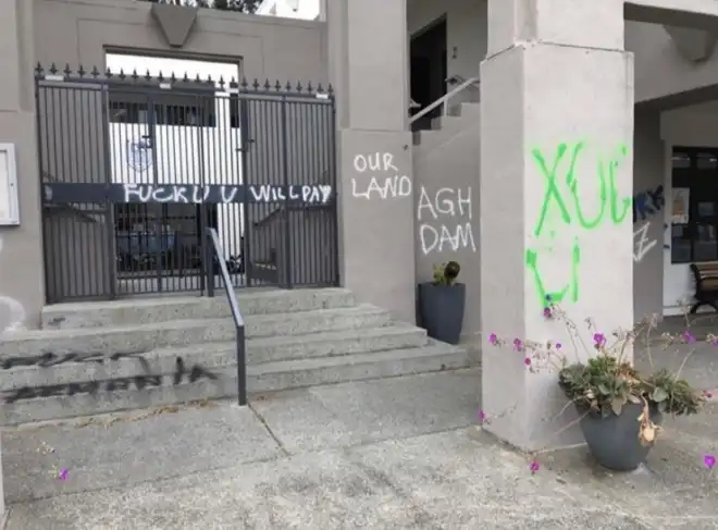 Հրատապ. Սան Ֆրանսիսքոյի հայկական  վարժարանը     վանտալիզմի ենթարկուած