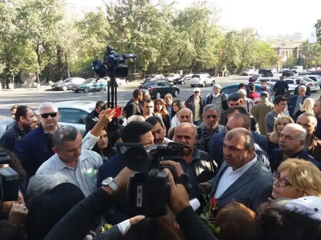Ինչո՞ւ պետք է համաներումը չազդի նաեւ ցմահ դատապարտվածներ վրա. Բողոքի ակցիա՝ Աժ-ի մոտ