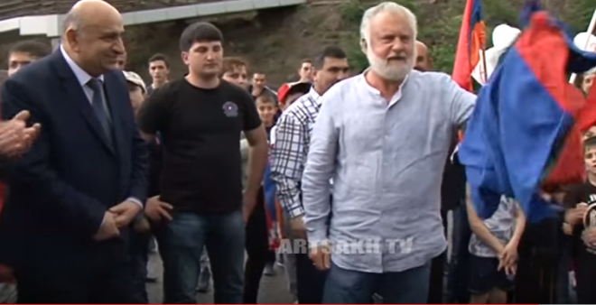 Մաստեր Կարոն  (դեսպան Կարո Քեբաբջյանը) գետնին նետեց Ադրբեջանի դրոշը. տեսանյութ