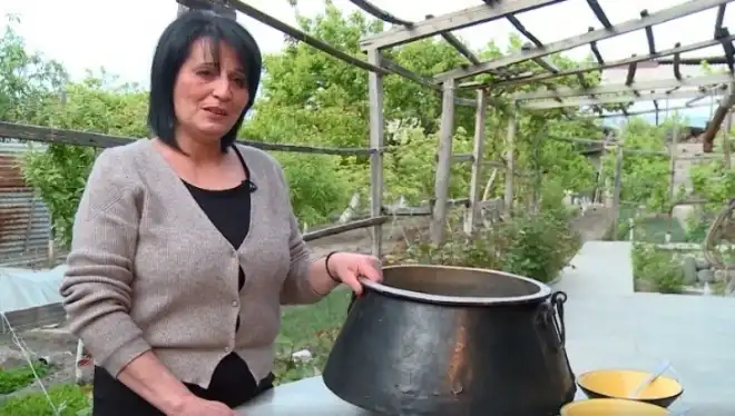 «Փրկութեան Կաթսայ» ,կամ  այն մասին, թէ ինչպէս փրկուեցաւ Վանեցի  Զարօ  տատիկը