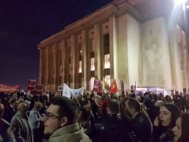 Ֆրանսահայեր բողոքի ցոյց կատարած են Ալիեւի այցի դէմ (Լուսանկար)