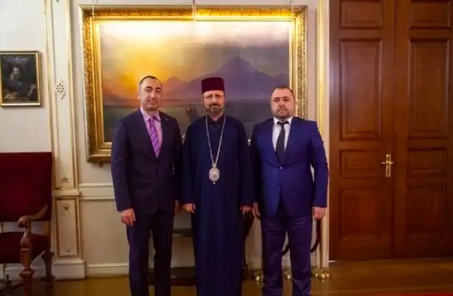 Սահակ  Սարգսեանն  այցելեց Պատրիարքարան եւ  փոխանցեց նախարար  Մնացականեանի  շնորհաւորագիրը