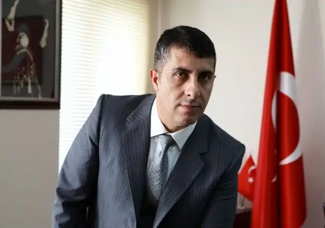 Թուրք Պատմաբանը Հերթական  Անգամ    Յերիւրանքներ  Կը Թափէ  Հայաստանի Գլխուն