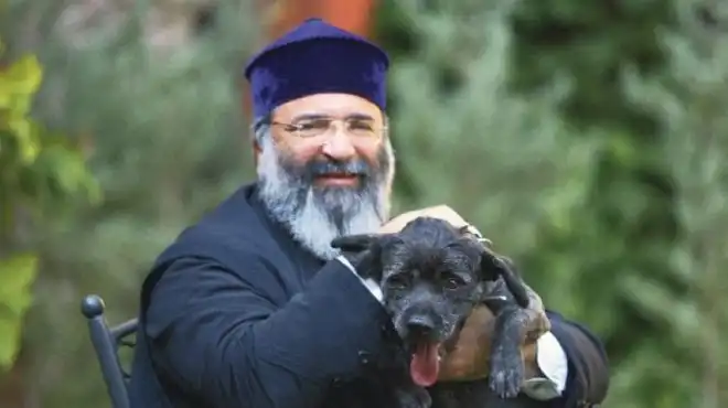 «Ամէնքս ալ հայ ենք»  լոզունգը օգտագործողներ  աւելի ուշ հրապարակէն քաշուեցան  եւ համայնքը  թիրախ դարձաւ.Հոգելոյս Տ. Մեսրոպ արք. Մութաֆեան