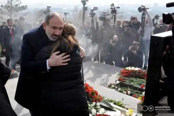 Քաղաքացիներն ու ՀՀ ղեկավար կազմը Եռաբլուրի մէջ յարգանքի տուրք մատուցած են Ապրիլեան պատերազմի զոհերու յիշատակին (Լուսանկարներ)