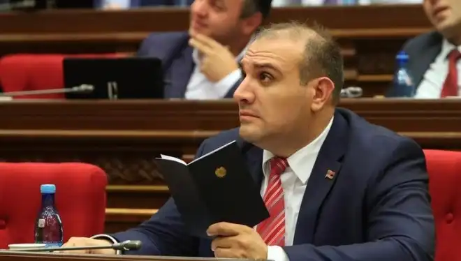 Համազասպ Դանիէլեանը հրաժարեցաւ իր մանտաթէն