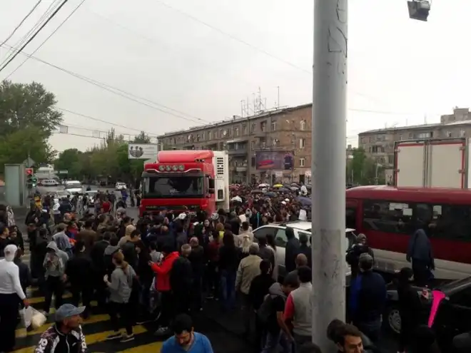 Արշակունեաց պողոտային վրայ ցուցարարներու թիւն աւելցած է. լրացուցիչ ոստիկանական խումբեր եկած են