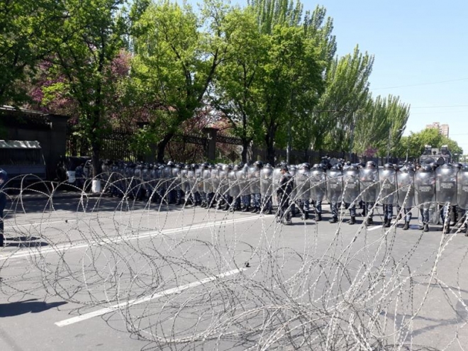 Ապրիլեան պատերազմի մասնակիցներն ԱԺ-ի մօտ են. ոստիկանութիւնը փշալարերով փակած է փողոցը