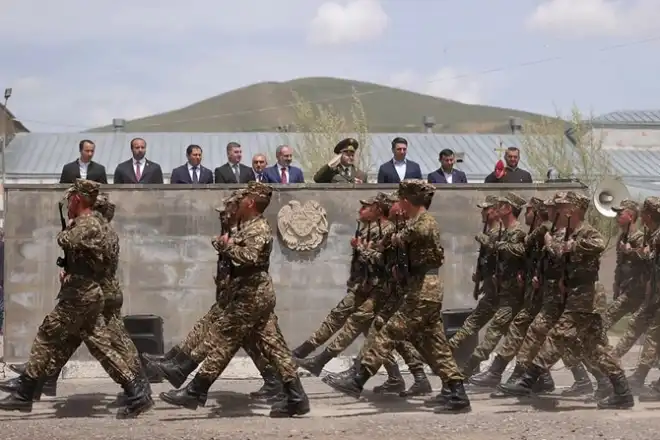 Փաշինեան այցելեց Գեղարքունիքի մարզի զօրանոցներէն մին