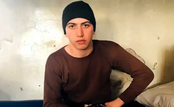 Կարէնը վիրաւոր շարունակած է  կռուիլ, եւ օգնութիւն չունենալով դիմած է անձնասպանութեան