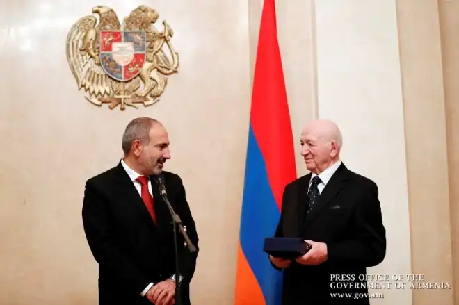Փաշինեանը պարգեւատրեց Նիքիթա Սիմոնեանը