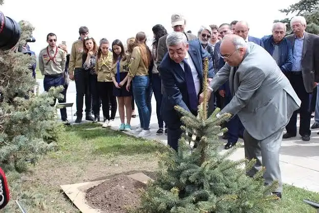 «Հիշողության պուրակ»-ում եւս մեկ եղեւնի ավելացավ. «Փյունիկ»  հիմնադրամի հերթական ձեռնարկը. լուսանկար