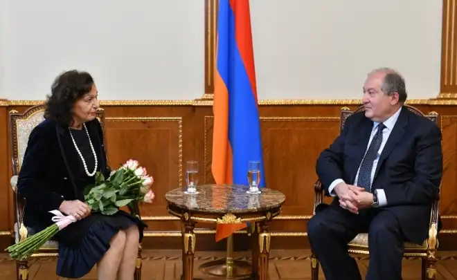 Նախագահ Սարգսեանը հիւրընկալած է Ֆրանսահայ յայտնի երգչուհի Ռոզի Արմէնը